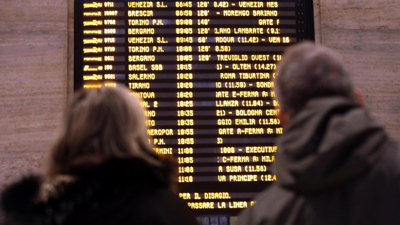 Treni, due guasti spaccano l’Italia: ritardi fino a cinque ore