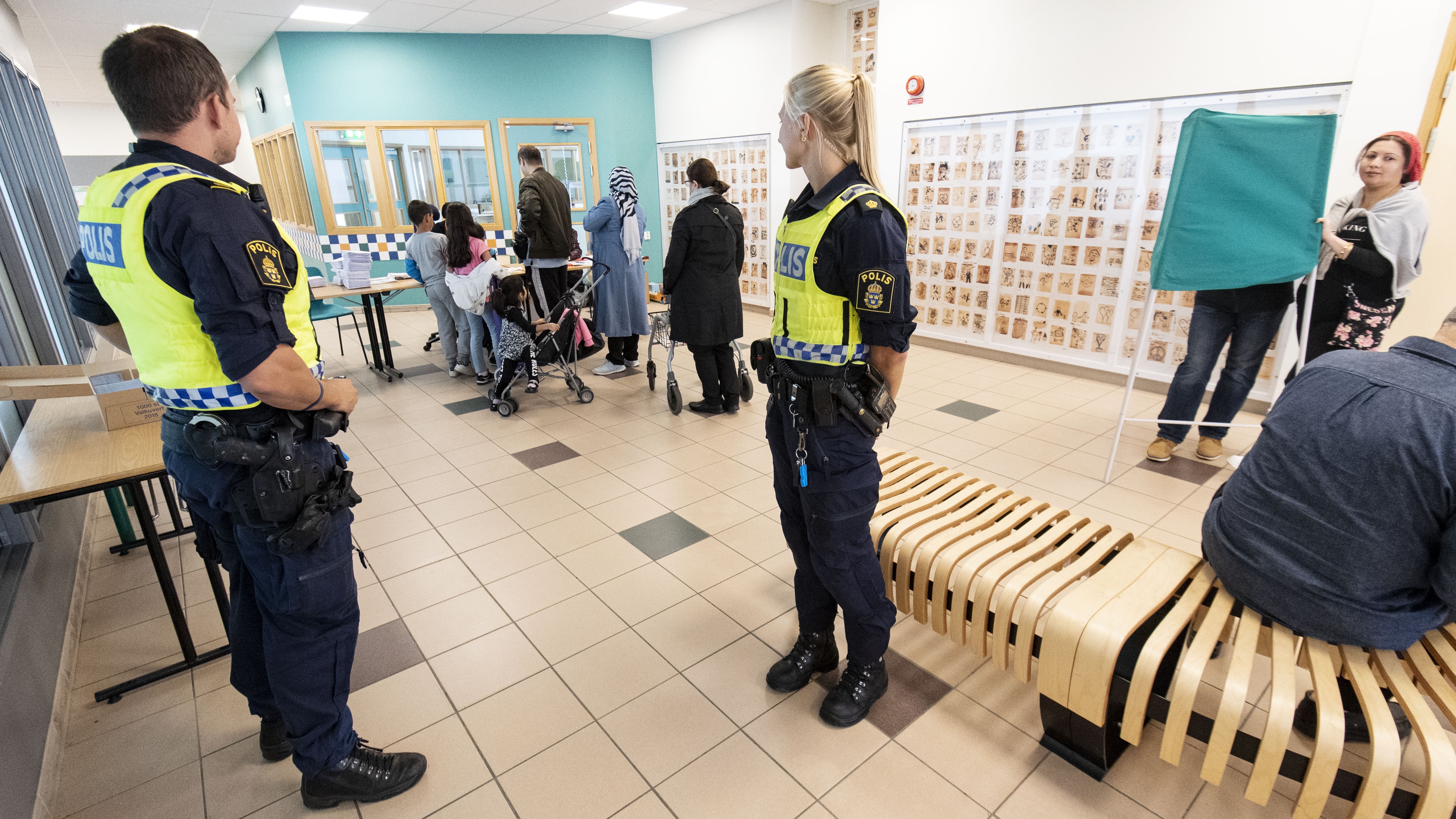 Svezia al voto, exit poll: estrema destra al 16,3%, sotto le attese. Tensione ai seggi