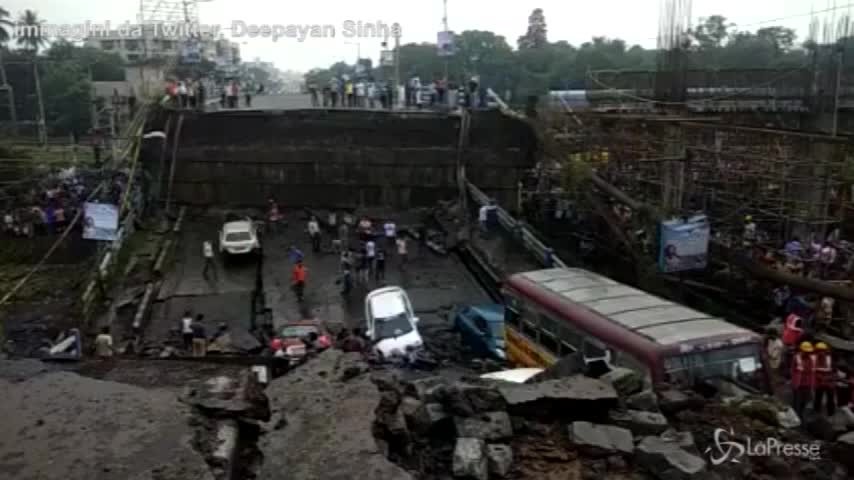 Crolla un ponte in India, i primi soccorsi