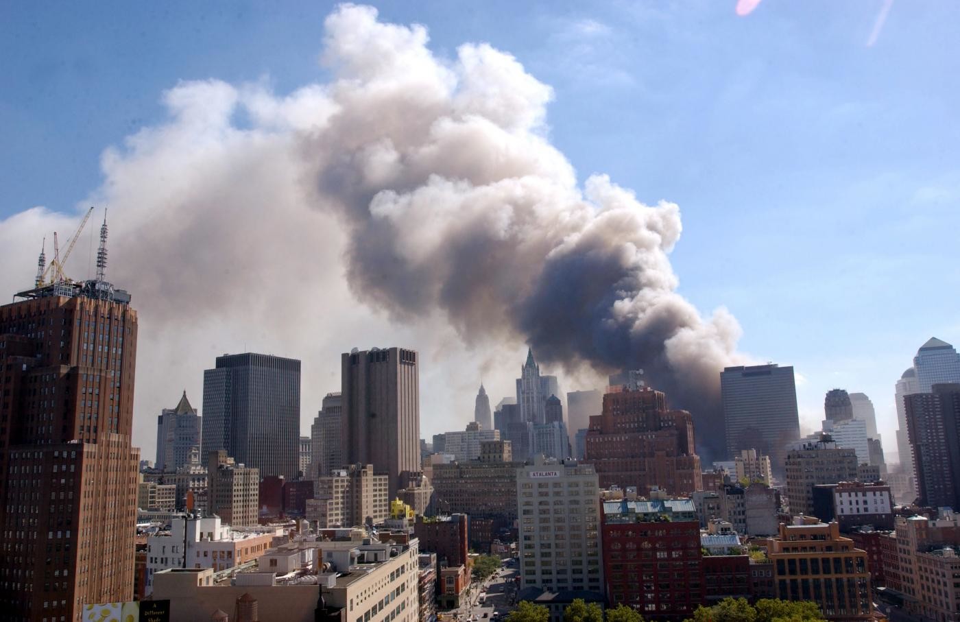 Le torri gemelle in fiamme: le foto storiche dell’attentato dell’11 settembre