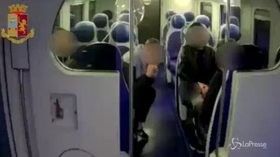 Tre giovani rapinatori in azione sul treno Napoli-Caserta