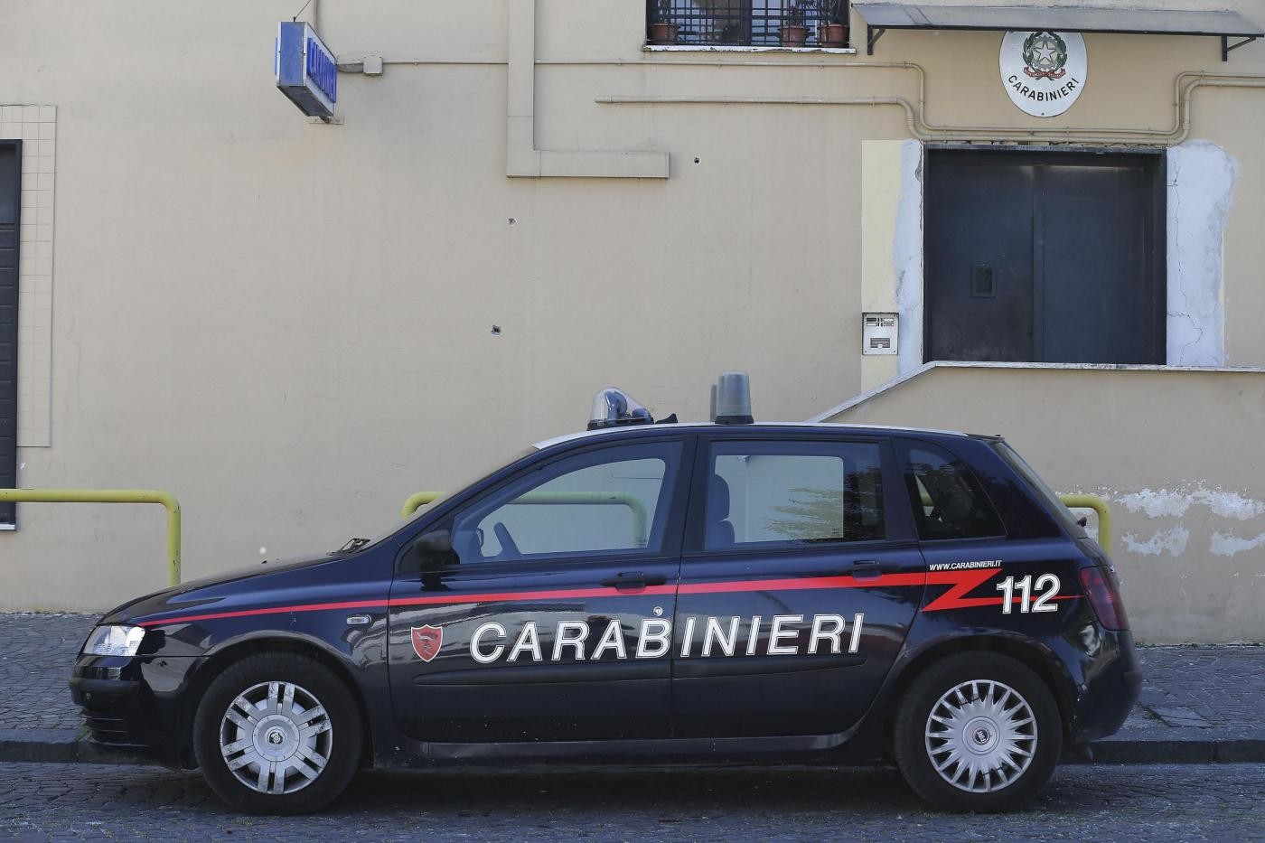 Napoli, foto intime da minori e ricatti: arrestato pedofilo 21enne