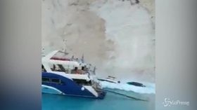 Crolla parte della scogliera, paura su una spiaggia a Zante