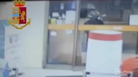 Napoli, ispettore libero dal servizio sventa una rapina
