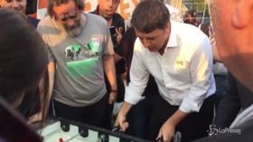 Renzi gioca a biliardino alla Festa dell’Unità a Torino