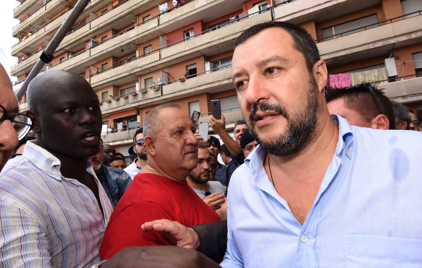 Migranti, il sopralluogo di Salvini all’Hotel house: “Servono le ruspe”
