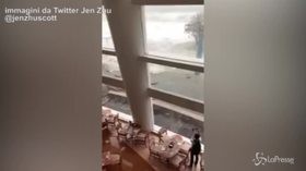 Cina, Hong Kong colpita dal tifone Mangkhut: l’acqua sfonda le vetrate di un hotel