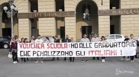 Torino, mamme in piazza contro assegnazione voucher scuola: “Penalizzati gli italiani”