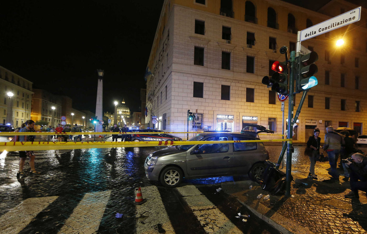 Roma, auto su pedoni a San Pietro: tra i feriti anche 3 bambini