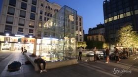 Milano, dalla Russia con amore per l’iPhone Xs: le lunghe file davanti all’Apple Store