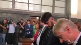 Corona, sentenza dimezzata: lui esulta in aula, poi l’abbraccio con il figlio Carlos