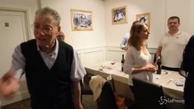 Compleanno “verde” per Bossi, ai tavoli il coro: “Padania! Brucia il tricolore!”