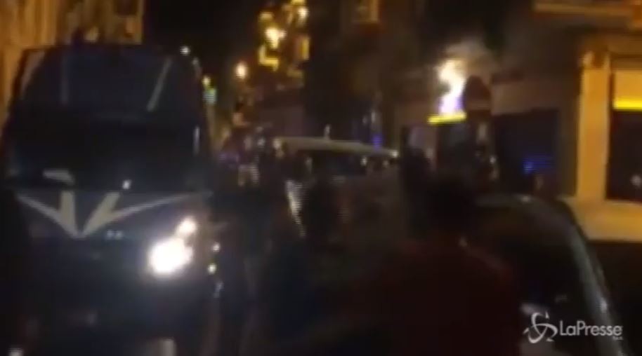 Bari, manifestanti anti Salvini attaccati da CasaPound: “Colpiti con cinghie e spranghe”