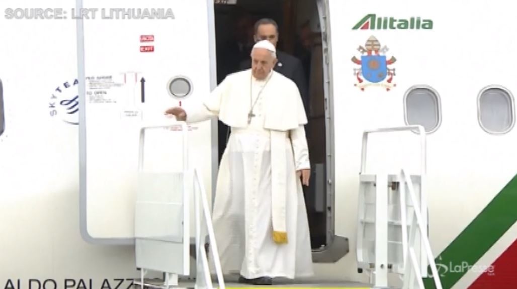 Viaggio pastorale in Lituania; l’arrivo di Papa Francesco a Vilnius