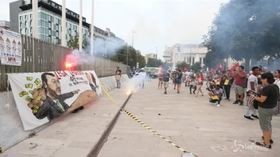 Corteo antirazzista a Milano, striscione contro Salvini e vernice rossa al Pirellone