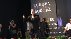 Steve Bannon elogia Salvini e Meloni: “Con loro qui in Italia la rivoluzione funziona”