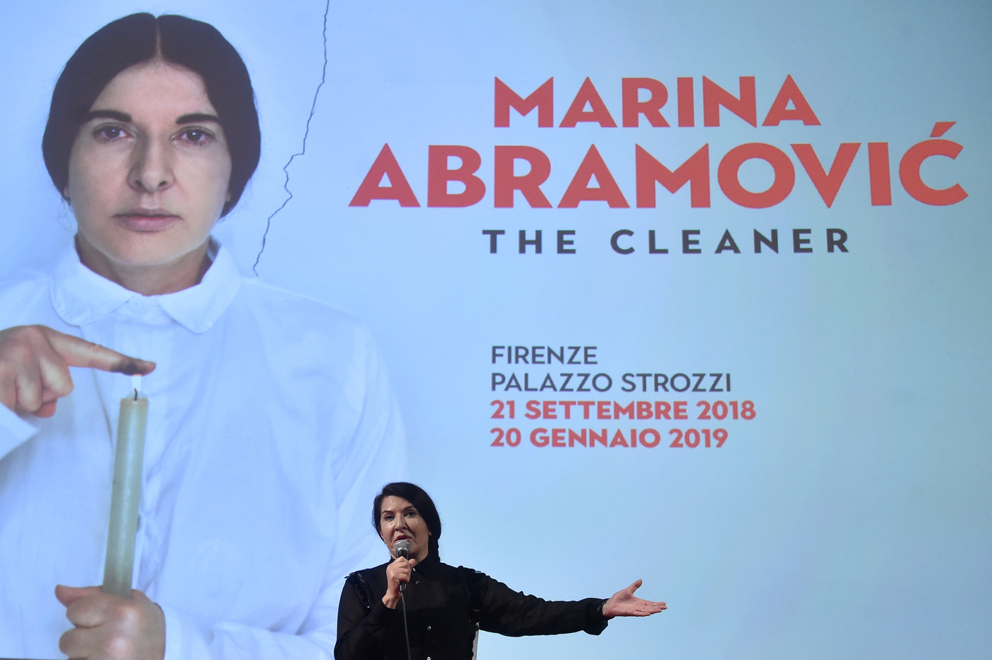 Firenze, aggredita Marina Abramovic: un uomo l’ha colpita in testa con una tela