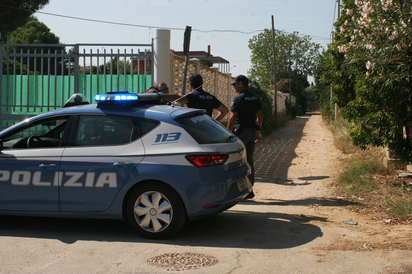 Bari, inseguimento tra auto e moto e sparatoria in pieno giorno: un morto e un ferito grave