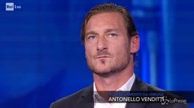 L’omaggio di Antonello Venditti a Francesco Totti sulle note di “Giulio Cesare”