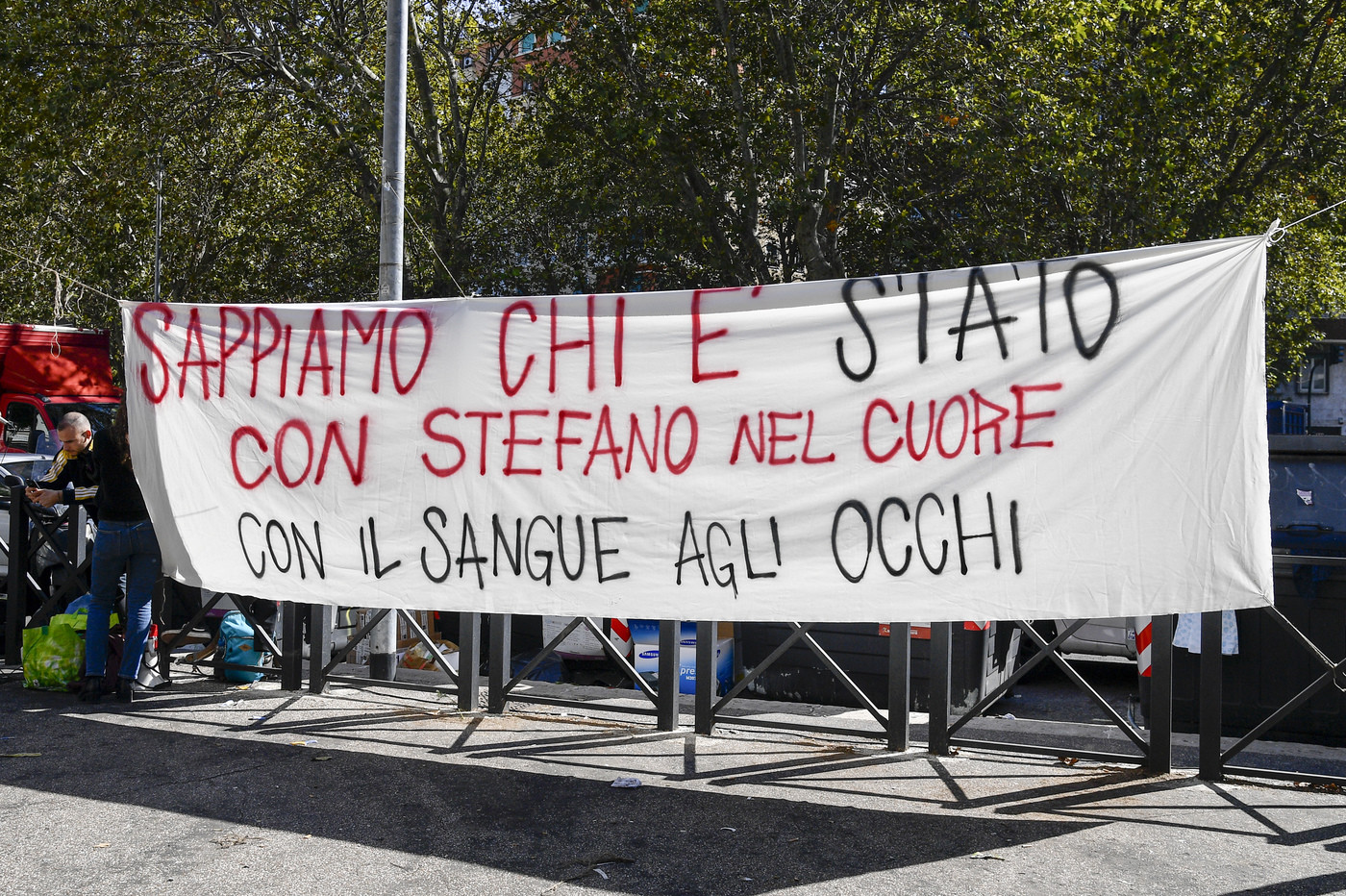Cucchi, sit-in davanti al tribunale: “Con Stefano nel cuore, sulle nostra pelle”
