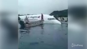 Micronesia, miracolo sul Pacifico:  l’aereo atterra sull’oceano, tutti salvi i 50 passeggeri