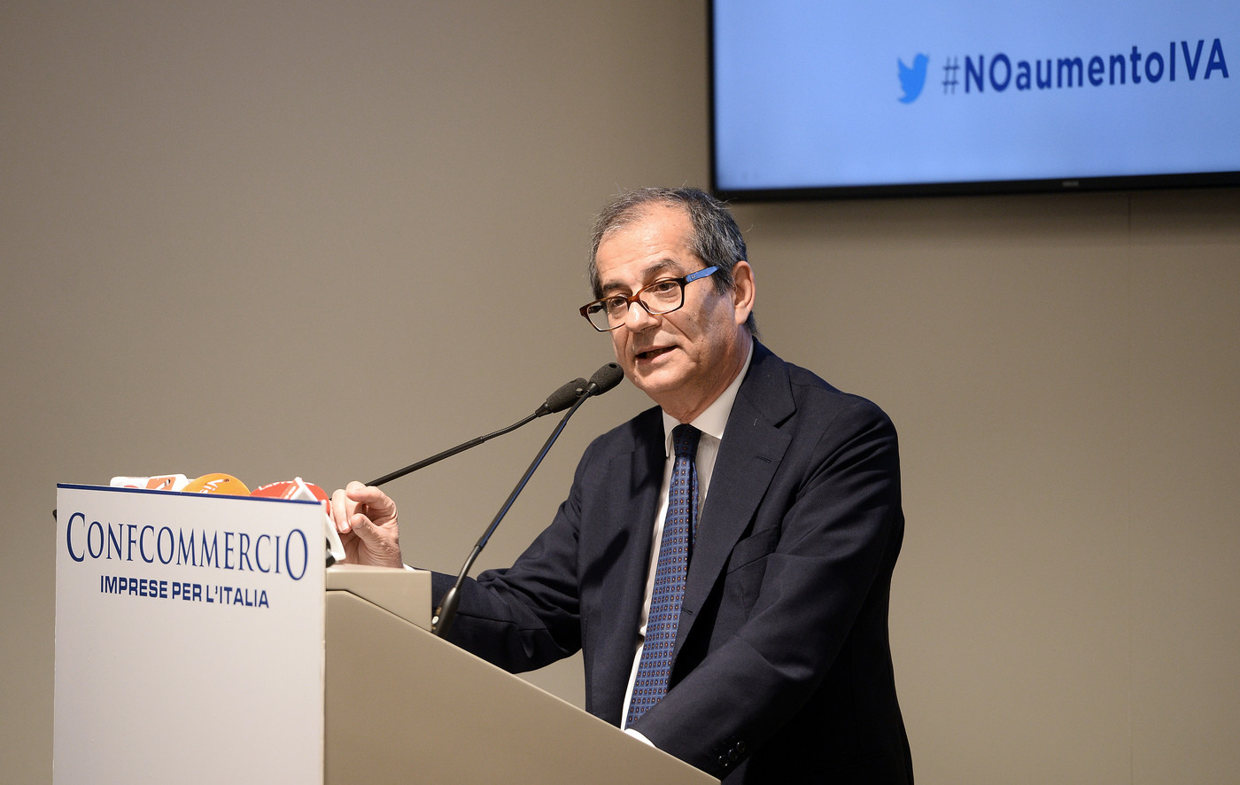 Manovra, Tria festeggia i 70 anni al lavoro. Mef all’opera sulla nota al Def