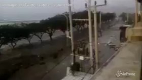 Tsunami in Indonesia, l’acqua travolge e distrugge le abitazioni