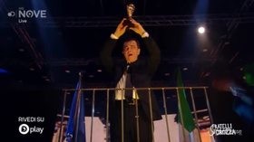 Crozza-Di Maio: “Europa chiederà indietro i soldi agli italiani? Aboliremo anche il popolo”