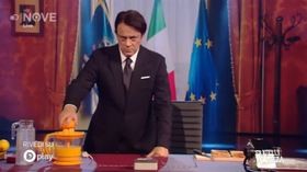 Crozza-Conte tuttofare: “Do contributo al governo: faccio spremute e levo i bordi ai toast”