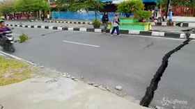 Sisma Indonesia: crepe e voragini, le strade si aprono sull’isola di Sulawesi