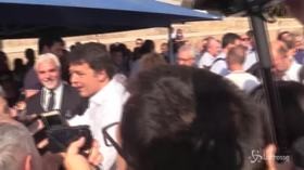 Roma, bagno di selfie per Renzi. E c’è chi urla: “Matteo, quello vero!”
