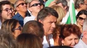 Renzi, gli applausi a Martina durante la manifestazione del Pd