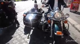 In moto per le strade di Roma con papillon e cravatta: l’iniziativa contro il cancro