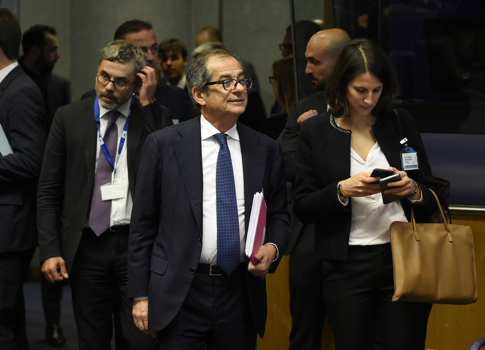Manovra, Tria rassicura l’Ue: “Stia tranquilla, il debito cala”. Ma Juncker: “Rigidi con Roma”