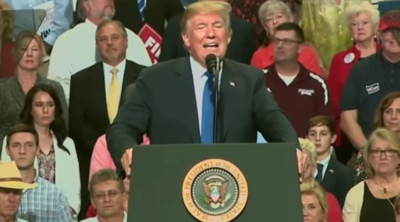 Usa, Trump imita l’accusatrice di Kavanaugh a comizio e la deride