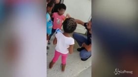 Pozzallo: poliziotto prestigiatore per i piccoli migranti