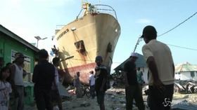 Indonesia, coste devastate a Sulawesi: la nave finisce tra le strade del villaggio