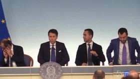 Def, al via la conferenza stampa ma Tria è al cellulare. Conte: “Aspettiamo che finisca…”