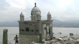 Indonesia, la moschea crolla in acqua dopo lo tsunami