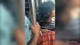 India, la ragazza cade dal treno e si salva per miracolo