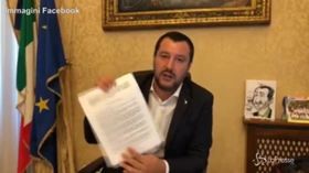 Salvini mostra il decreto Sicurezza firmato da Mattarella: “Ciapa lì e porta a cà”