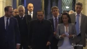 Berlusconi lascia palazzo Grazioli e… inciampa