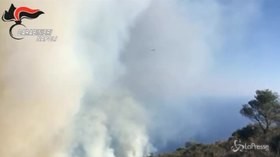 Capri, gioca con il fuoco e incendia uno dei punti più belli dell’isola