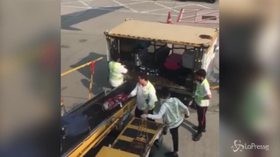 Hong Kong, bagagli lanciati come sacchi di immondizia