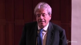 Gentiloni su reddito di cittadinanza: “Non basta staccare un assegno”