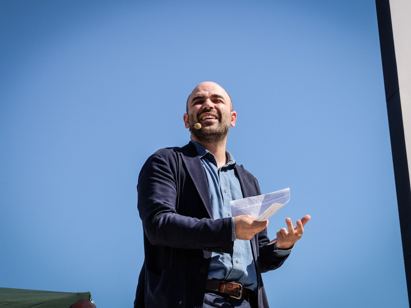 Saviano da Macron, Salvini: “Se lo tenga”. E lo scrittore gli dà del cialtrone