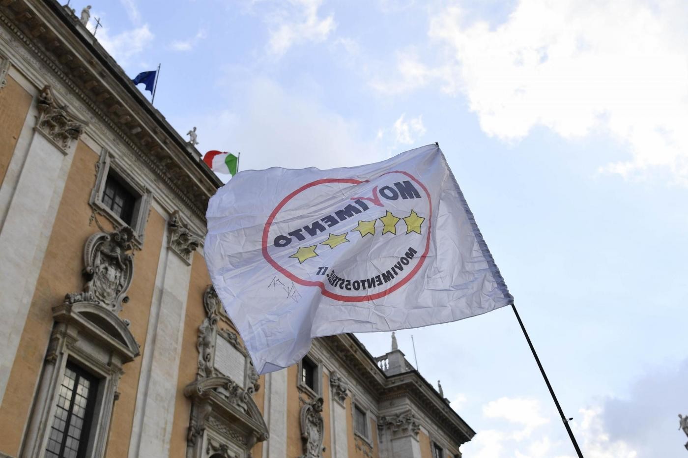 M5S, simbolo in uso a Rousseau. Avvocato Borrè: “Non è un brand per merchandising”