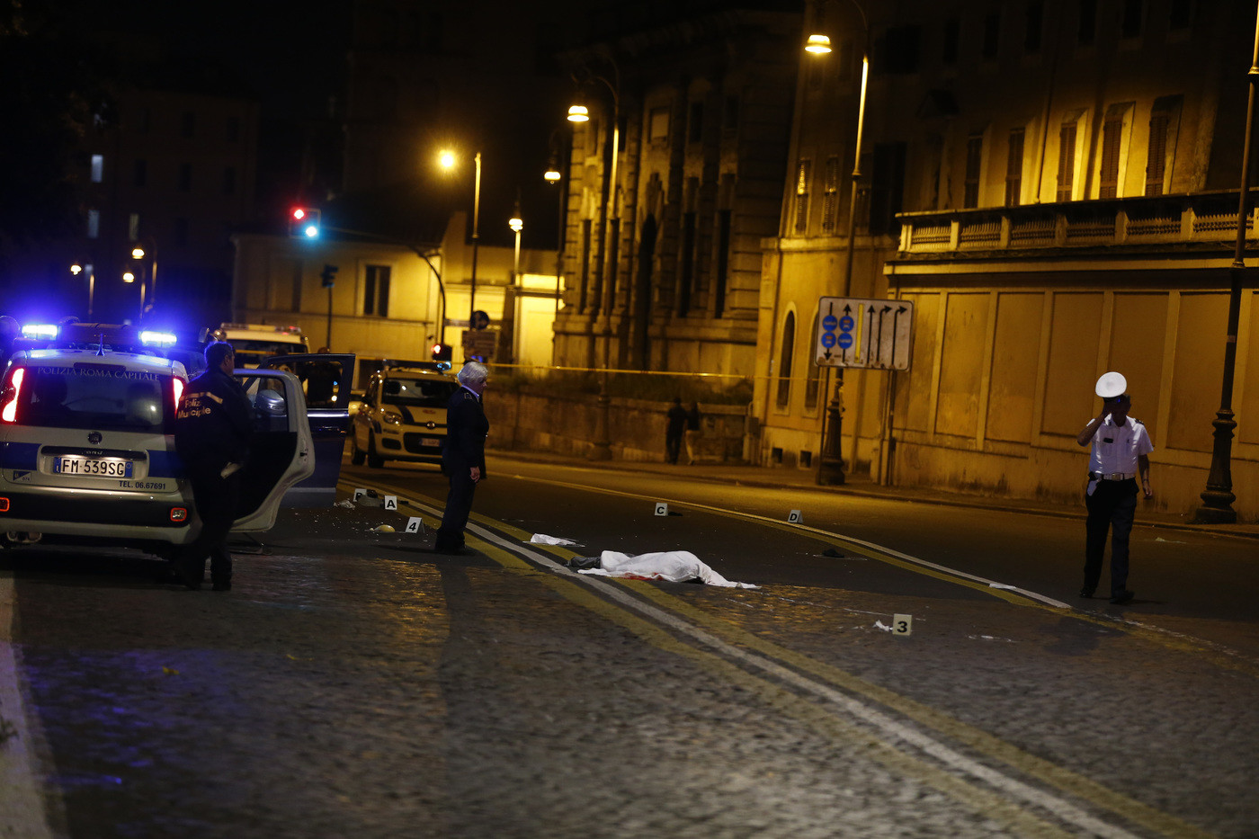 Padre e figlia investiti da un suv in centro a Roma: lui muore, lei è gravissima