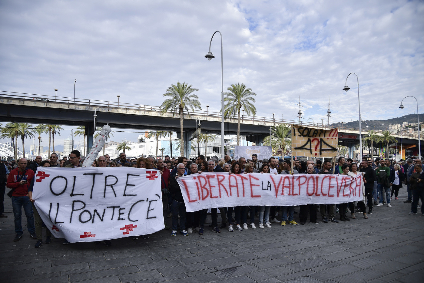 Genova, gli sfollati in corteo: “Dateci strade, lavoro e salute”. Toninelli: “Il decreto sarà migliorato, è scritto con il cuore”
