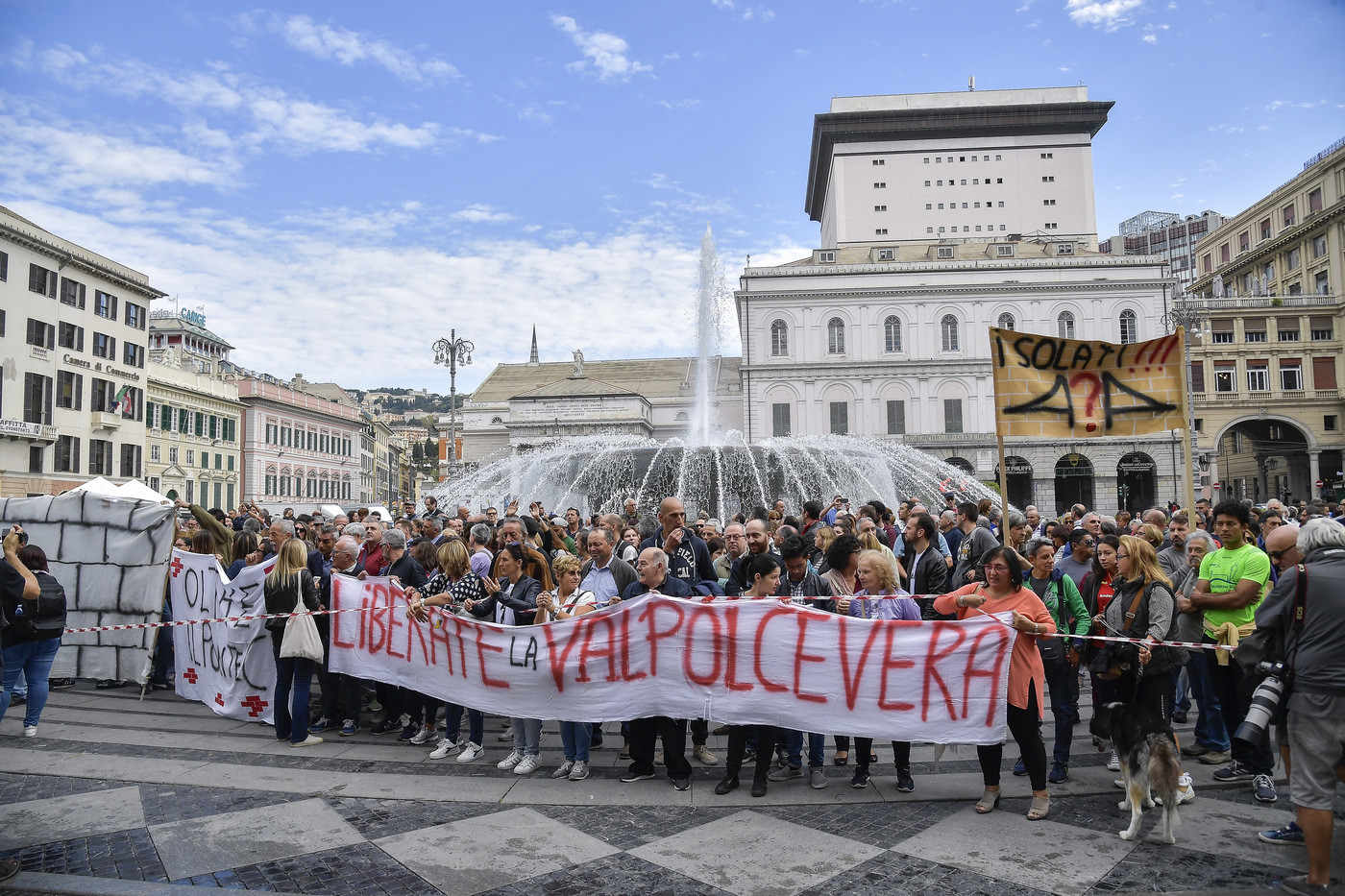 Ponte Morandi, il corteo degli sfollati per le vie di Genova: “Vogliamo, strade, lavoro e salute”